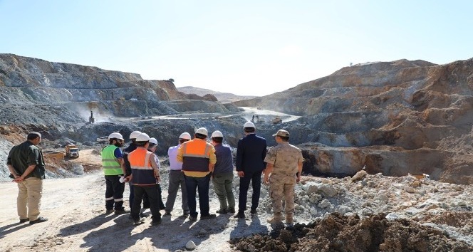 Vali Arslantaş, demir madeninde incelemelerde bulundu