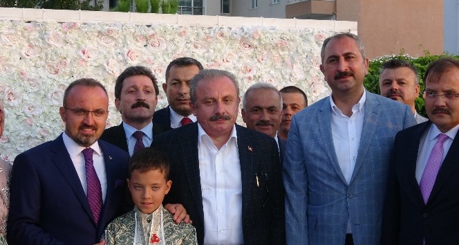 Turan ailesinin sünnet töreni, siyasetin önde gelen isimlerini bir araya getirdi