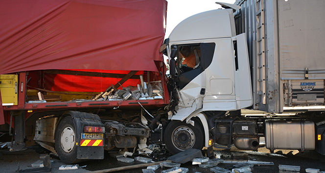 Sivas'ta tırlar kafa kafaya çarpıştı: 2 ağır yaralı