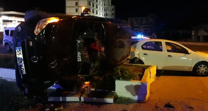 Göçmenleri taşıyan araç düğün salonu otoparkına girdi: 14 yaralı