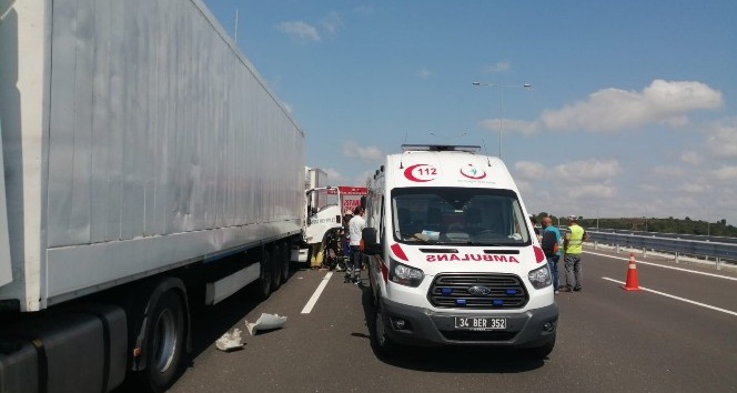Kuzey Marmara otoyolu Mecidiye gişeleri istikametinde iki kamyon çarpışması sonucu bir sürücü araç içerisinde sıkıştı. Sürücüyü kurtarma çalışmaları sürerken bölgede yoğun trafik oluştu.