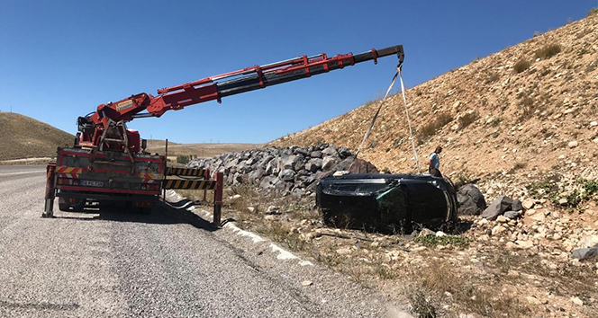 Sivas’ta yoldan çıkan otomobil devrildi: 2 yaralı