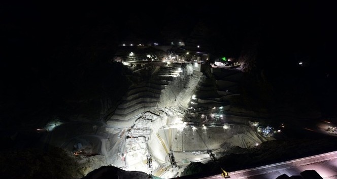 Yusufeli Barajı inşaatının etkileyici gece görünümü