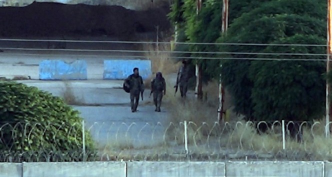 (Özel) YPG’li teröristler sınırda görüntülendi
