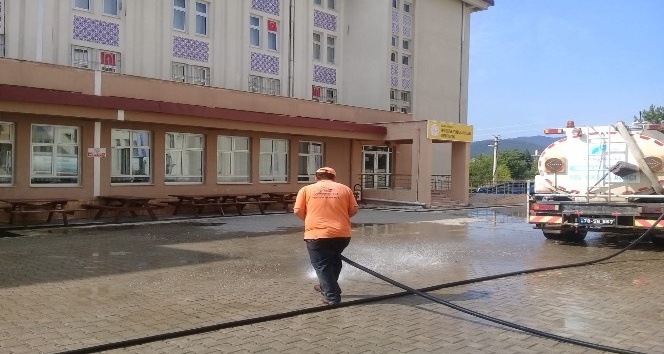 Safranbolu’da okul bahçelerinde temizlik