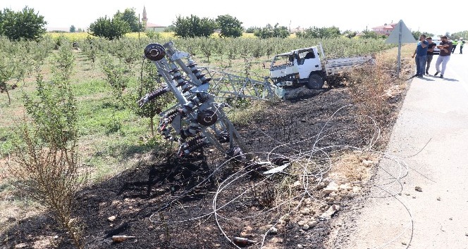 Karaman’da kamyonetin çarptığı yüksek gerilim direği yıkıldı
