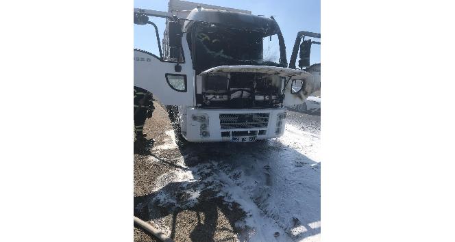 Tekirdağ’da seyir halindeki kamyon alev alev yandı
