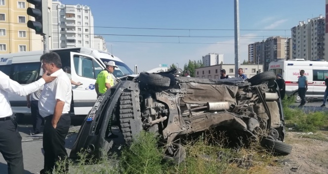 Kayseri’de öğrenci servisi ile otomobil çarpıştı: 4 yaralı