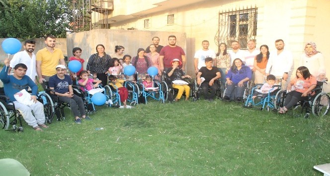 El emeği ürünleri satarak 72 engelli vatandaşa sandalye hediye etti
