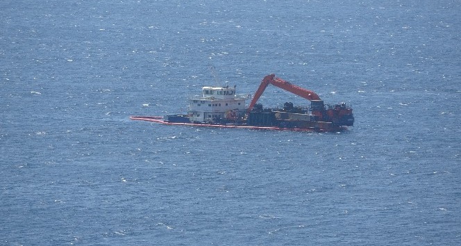 Bozcaada’da karaya oturan gemi kurtarıldı