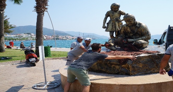 Balıkçı Dede ve Torunu’nun heykeli eski yerine monte edildi