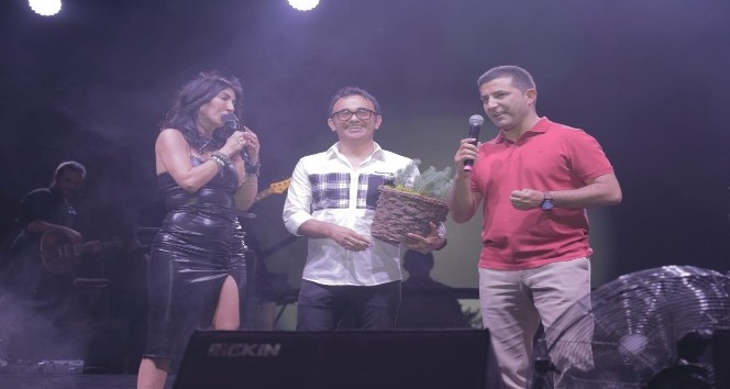 Kuşadası 22. Altın Güvercin Festivalinde nde Hande Yener rüzgarı esti