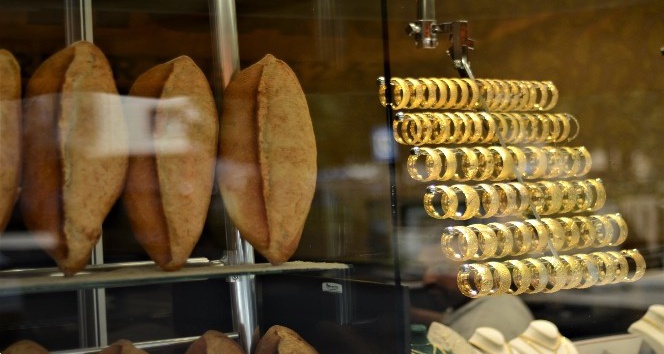 Bu kuyumcuya ’altın’ almaya gelen ‘ekmek’ alıp çıkıyor