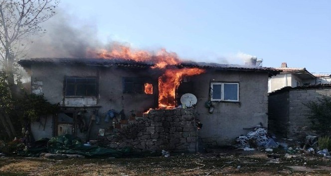 Çanakkale’de ahşap ev alev alev yandı