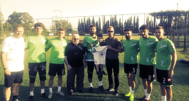 DMD hastası minik Mustafa’nın Sakaryasporlu futbolcular ile tanışma hayali gerçek oldu
