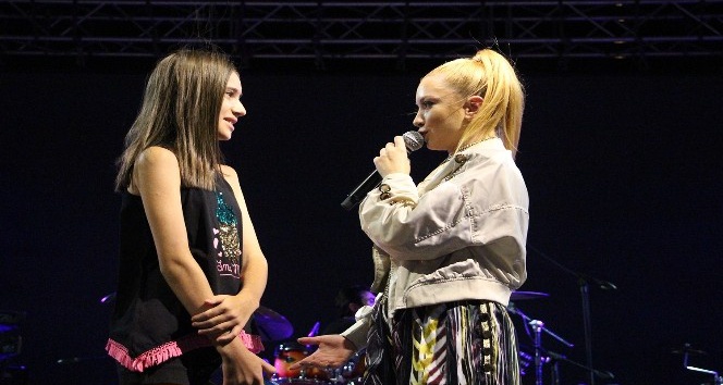 Ece Seçkin Kula’nın kurtuluş gecesinde sahne aldı