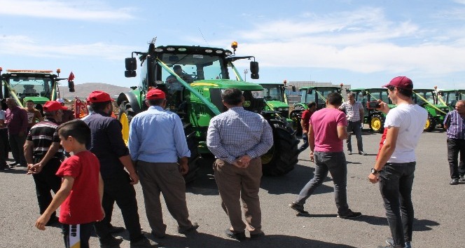 Dev traktör tarım fuarının ilgi odağı oldu