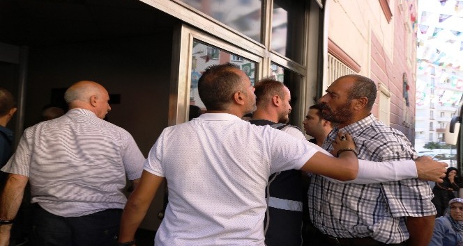 HDP’liler ile oturma eylemi yapan aileler arasında arbede çıktı
