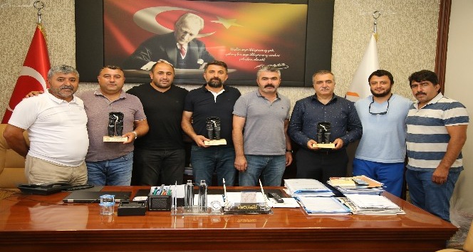 Tokat TSO Yönetimine güreşçilerden anlamlı plaket