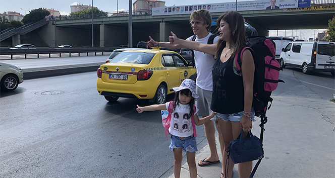 Avrupalı çiftin 5 yaşındaki kızları ile otostop serüveni