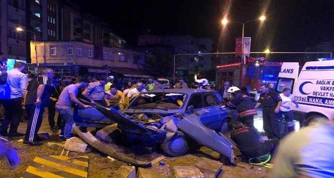 Polis noktasından kaçan araç kaza yaptı: 5 yaralı