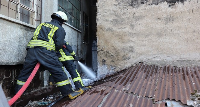 Karaman’da iki apartman arasında çıkan yangın büyümeden söndürüldü