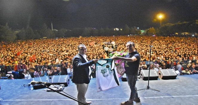 Akhisar’ın Kurtuluş Günü’nde Haluk Levent’ten tarihi konser