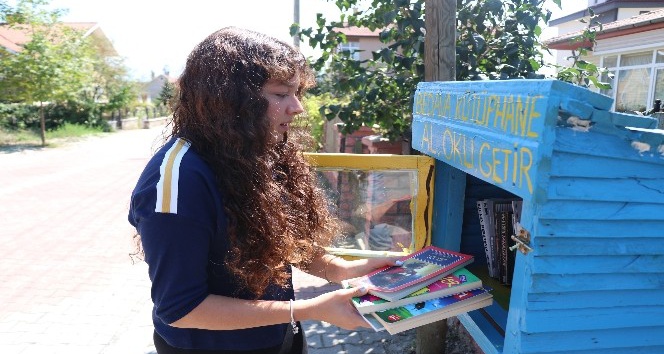 Lise öğrencisi evinin önüne kurduğu kütüphaneyle kitaplarını paylaşıyor