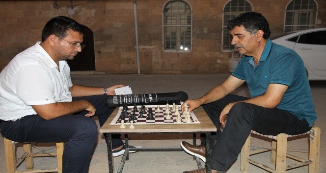 Kızıltepe’nin sokaklarında satranç oynanıyor
