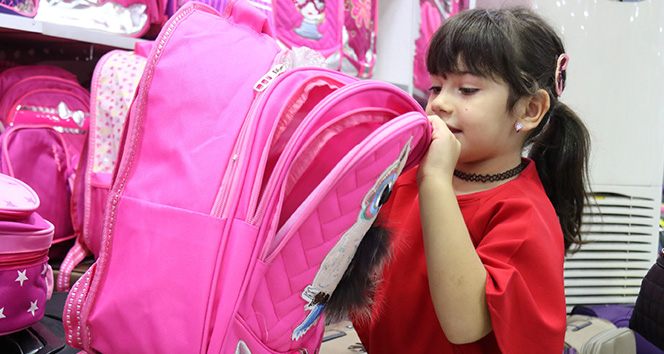 Okul çantalarının ağır olması kronikleşen rahatsızlıklara yol açabiliyor