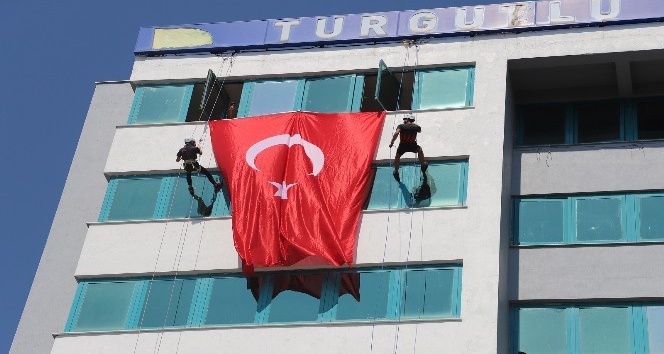 Dağcılardan Turgutlu Belediyesi hizmet binasında özel gösteri