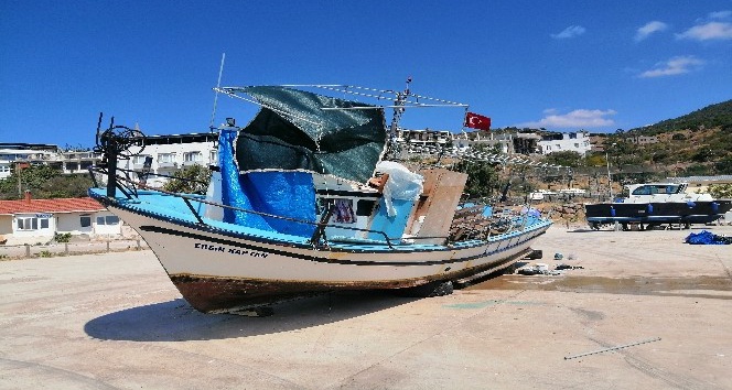 Çanakkale’de trol teknesinin çarptığı teknedeki 10 kişi ölümden döndü