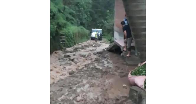 Rize’nin Madenli beldesinde şiddetli yağıştan bir mahalle tahliye edildi