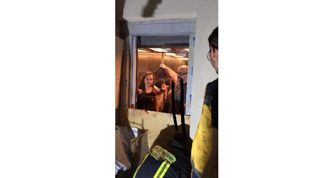 Asansörde mahsur kalan 6 kişiye itfaiyeden operasyon