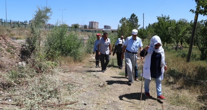 Evlerine ulaşmak için 1 kilometre yürüyorlar