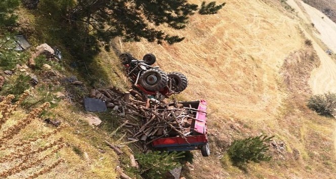 Odun yüklü traktör uçuruma yuvarlandı