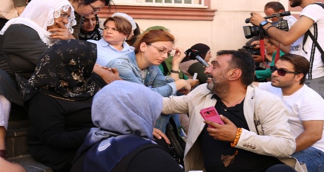 Ahmet Yenilmez’den HDP önünde oturma eylemi yapan ailelere destek ziyareti