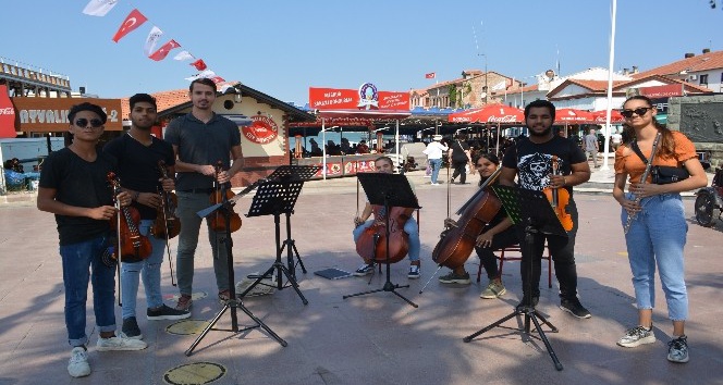 Okula sokak konseriyle başladılar