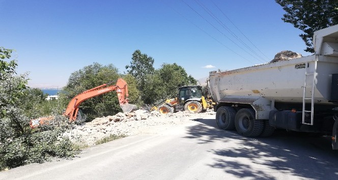 Edremit’te yıllardır ötelenen yol sorunu tarihe karıştı