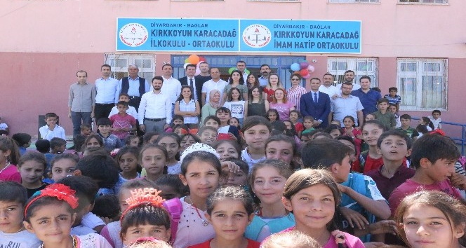 Diyarbakır’da köy okulu şenlik havasında eğitime başladı