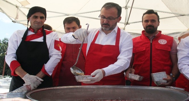 Bakan Kasapoğlu, Ankaralılara aşure dağıttı