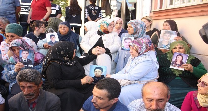 Bakan Selçuk, HDP önünde eylem yapan aileleri ziyaret etti