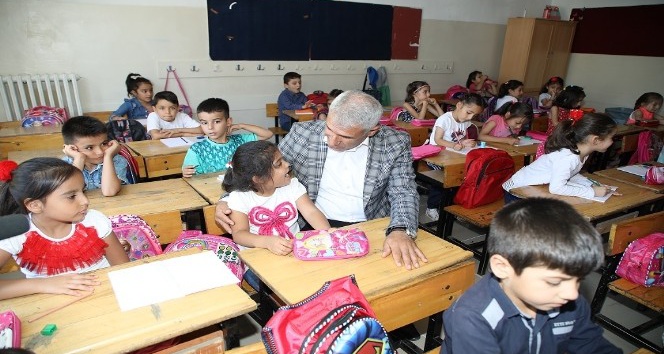 Başkan Güder, öğrencileri ilk eğitim gününde yalnız bırakmadı