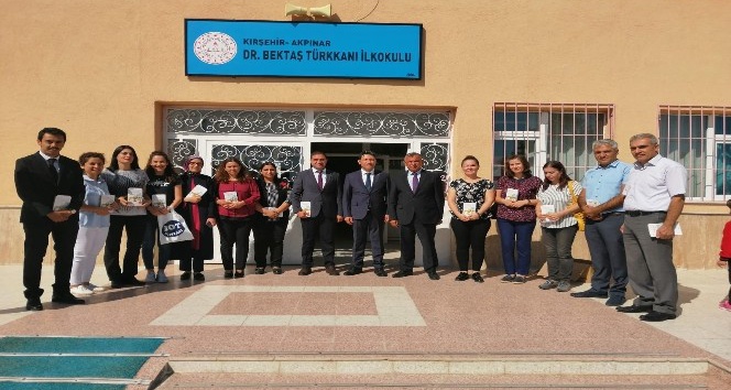 Akpınar Belediye Başkanı Turgut ilçedeki öğretmenlere ’Beyaz Zambaklar Ülkesi’ kitabını hediye etti