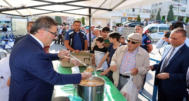 Yozgat Belediyesi’nden bin 500 kişilik aşure ikramı