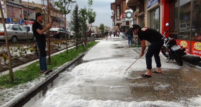 15 dakika devam eden dolu Erciş’i bu hale getirdi