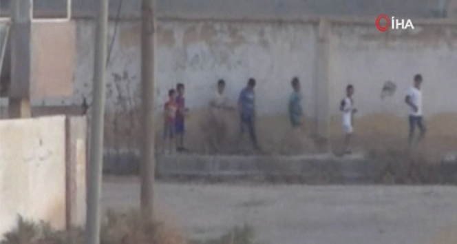Telabyad&#039;da teröristler görüntü verdirmek için çocukları sıraya dizip yürüttü