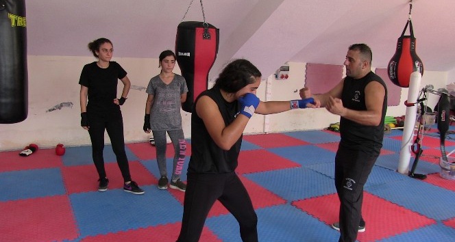 Kadınlar kendilerini korusun diye ücretsiz boks eğitimi veriyor