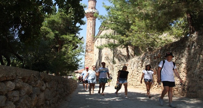 Alanya’da 788 yıllık tarihi camiye turistlerin yoğun ilgisi