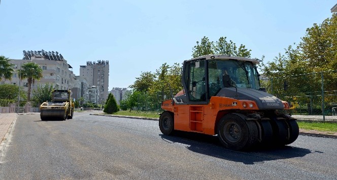 Muratpaşa’da mahalleler sıcak asfaltla kaplanıyor